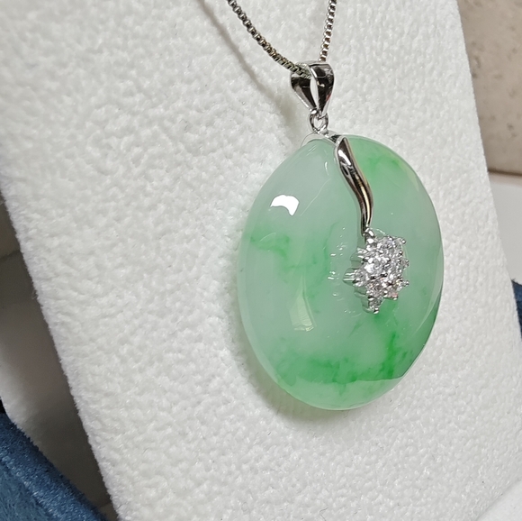 Brand New Green Jade donut pendant with S925 necklace - Picture 4 of 9